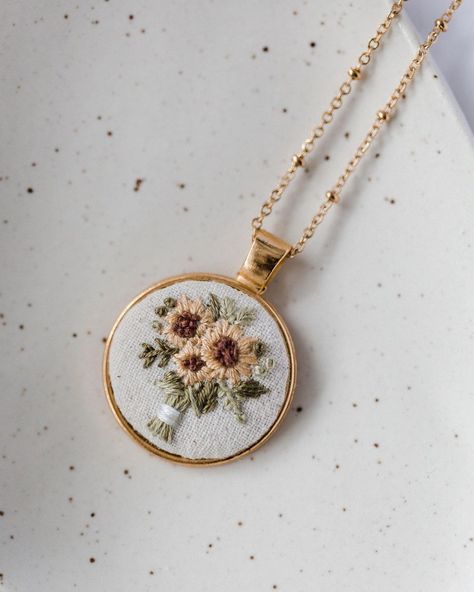 Embroidery Necklace Designs, Diy Embroidery Earrings, Embroidered Necklaces, Embroidery Pendants, Cute Embroidery Patterns, Hand Embroidered Gifts, Silhouette Embroidery, Bouquet Embroidery, Sunflower Embroidery