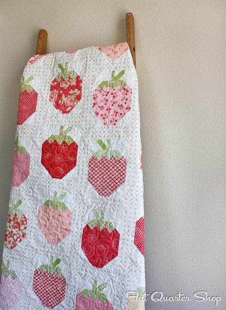 Strawberry Social, Cedar Wood Projects, Colchas Quilting, Pattern Basket, Month August, Mesquite Wood, Quilt Modernen, Cute Quilts, Summer Quilts