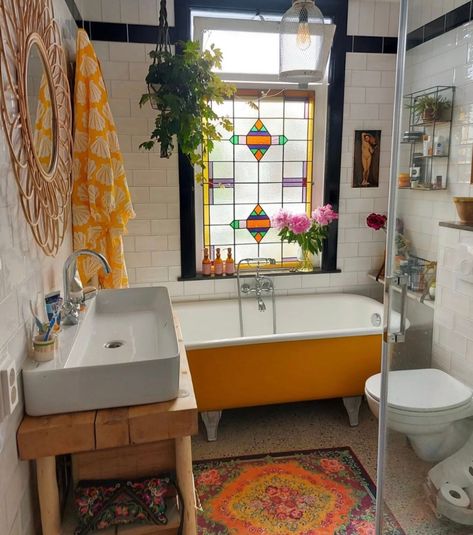 Maximalist Decor Bathroom, Maximalist Decor Small Spaces, Layered Decor, Maximalist House, Maximalist Bathroom, Bold Home Decor, Bathroom Orange, Small Space Decor, Glamorous Home