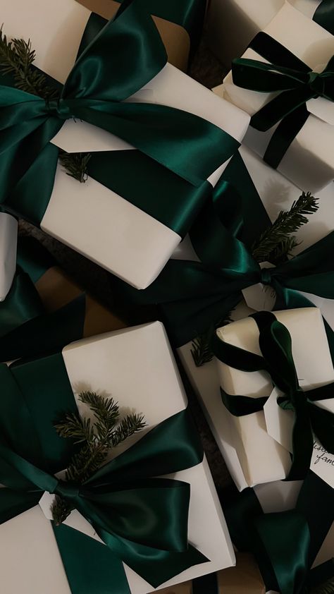 Box Noel, Elegant Gift Wrapping, Christmas Gift Packaging, Wrapping Gift, Gift Wrapping Inspiration, Classy Christmas, Christmas Decor Inspiration, Christmas Tree Inspiration, Christmas Inspo