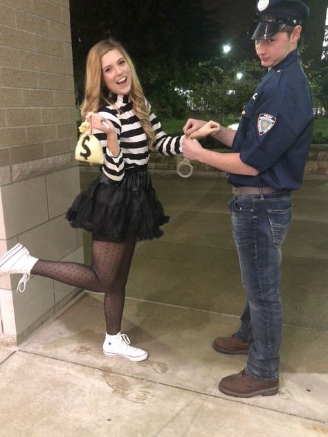 Robber Outfit, Cops And Robbers Costume, Robber Halloween Costume, Karneval Outfit, Convict Costume, Halloween Prisoner, Robber Costume, College Halloween Costumes Couples, Cop Halloween Costume