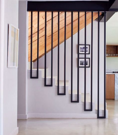 درابزين السلم, درج السلم, Asma Kat, Detail Arsitektur, Traditional Staircase, Diy Staircase, Latest Living Room Designs, Stair Railing Design, Staircase Decor