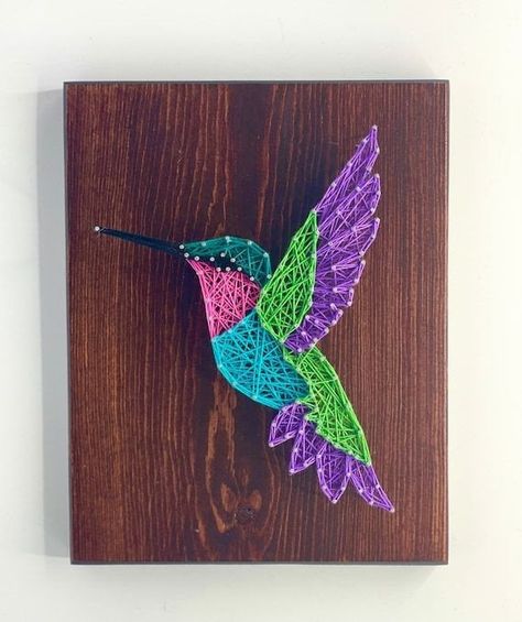 A beautiful piece of art that is drawn by artist is string art.This string art is of beautiful humingbird string art . You can keep this painting in your bedroom or living room, also you can hang it on the wall to increase the beauty of your home. It will enhance your wall beauty for sure Made by small artisan.  Color- Multicolor Nail String Art Template, Bird String Art, Hilograma Ideas, String Art Ideas, String Art Patterns Templates, فن الرسم بالمسامير, String Art Patterns Free, Nail String, String Art Templates