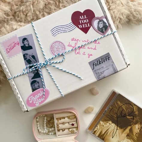 best Taylor Swift gifts and ideas for fans with a themed box, jewelry, and a signed Fearless CD Taylor Swift Gifts, Taylor Gifts, Cute Friendship Bracelets, Taylor Swift Birthday, Gift Inspo, Birthday Box, Valentine Box, Gifts For New Parents, الرسومات اللطيفة