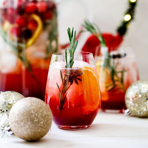 Christmas Drinks Alcohol, Christmas Sangria, Sangria Christmas, Alcholic Drink, Cocktail Aesthetic, Cranberry Sangria, Cocktails Christmas, Christmas Cranberry, Drinks Aesthetic