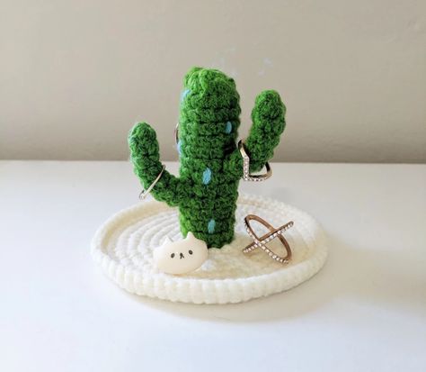 Cactus Jewelry Holder, Cactus Jewelry, Crochet Rings, Crochet Cactus, 자수 디자인, Crochet Bracelet, Diy Crochet Projects, Crochet Round, Jewelry Holder