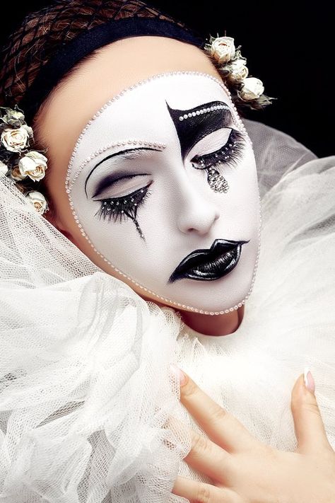 Harlequin Aesthetic, Harlequin Makeup, Harlequin Mask, Black And White Costume, Harlequin Costume, Carnival Ideas, White Costume, Makeup Easy, Halloween Makeup Easy