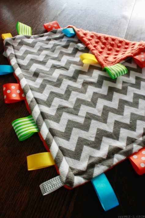 Patchwork, Tag Blankets For Babies, Diy Tag, Baby Diy Sewing, Cadeau Baby Shower, Taggie Blanket, Diy Baby Blanket, Baby Diy Projects, Tag Blanket