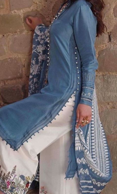 side chaak and salwar design 2021 Design Kurta, New Kurti Designs, Velvet Dress Designs, Latest Dress Design, Pakistani Fashion Party Wear, Pakistani Dresses Casual, Kurta Neck Design, Salwar Kamiz, Dress Design Patterns