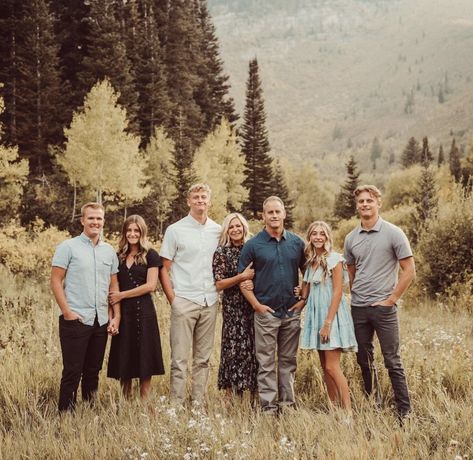 9 Family Photo Shoot, Family Picture Poses For 6 Adults, Family Pictures Poses For 6 Adults, Family Picture Posing Ideas, Family Shoot Poses Group Shots, Older Family Photoshoot Ideas, Extended Family Photography Poses, 3 Generation Family Photoshoot Ideas, Family Photos Six People