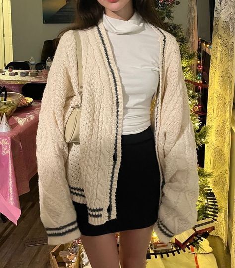 Adrette Outfits, Preppy Mode, Stile Preppy, Knitting Women Cardigan, Mode Ootd, Top Streetwear, Modieuze Outfits, Cardigan Outfits, Elegantes Outfit