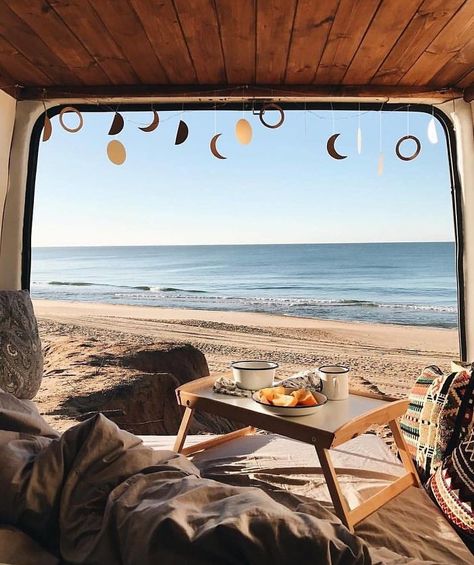 308 Pics From 'Project Van Life' Instagram That Will Make You Wanna Quit Your Job And Travel The World Husbil Makeover, 1000 Lifehacks, Kombi Home, Van Home, Instagram Breakfast, Van Living, Travel Van, Camper Life, Mini Table