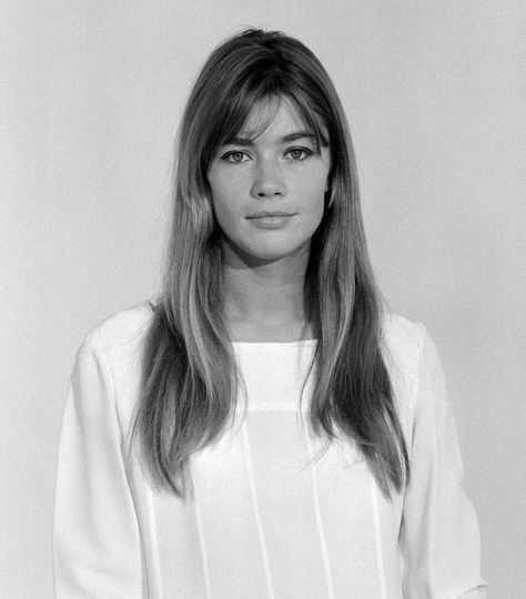 French Fringe, Hair Color Pictures, French Icons, Françoise Hardy, Francoise Hardy, French Beauty, Beauty Inspiration, Belle Photo, Medium Length Hair Styles