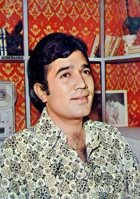 Bollywood Classics, Rajesh Khanna, Old Bollywood Songs, Iconic Outfits, Retro Bollywood, Film Icon, Indian Cinema, Vintage Bollywood, Beautiful Words Of Love