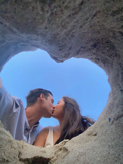 beach sand heart hole couple selfie trend Sand Heart Couple Pic, Beach Couple Pictures Selfie, Couple Beach Pictures Selfies, Sand Heart Photo, Beach Sand Heart, Heart Selfie, Good Morning Couple, Cruise Pics, Sand Heart