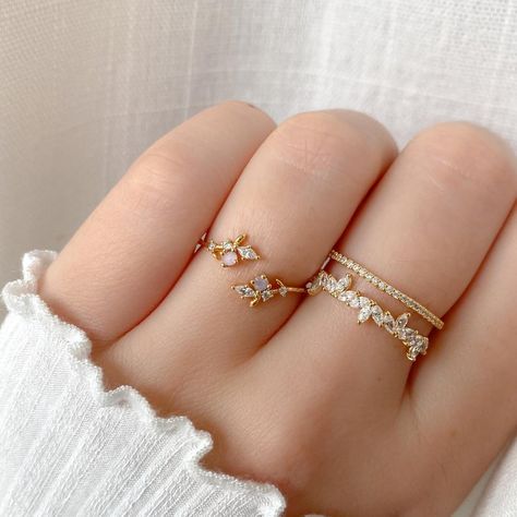 Elegant Rings Classy, Asthetic Jewellery, Saturns Rings, Gimmel Ring, Prom Rings, Effy Rings, Hand Jewelry Rings, Pretty Jewelry Necklaces, Gold Ring Designs