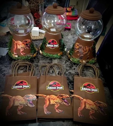 Jurassic Park Table Decoration, Jurassic World Birthday Party Decorations, Jurassic Park Party Centerpieces, Jurassic Park Centerpieces Ideas, Jurrasic World Birthday Party Ideas Diy, Jurassic Park Party Diy, Jurassic Park Party Invitations, Jurassic Park Cake Birthdays, Jurassic Park Centerpieces