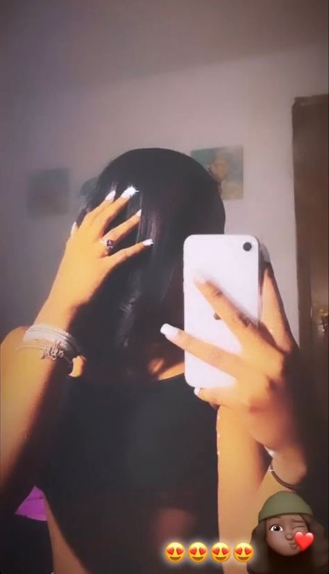 Black girl covered face mirror flicks Covered Face, Paris Instagram Pictures, Blurry Pics, Paris Filter, Mirror Flicks, Face Mirror, Belly Button Piercing Jewelry, Girls Mirror, Swag Girl Style