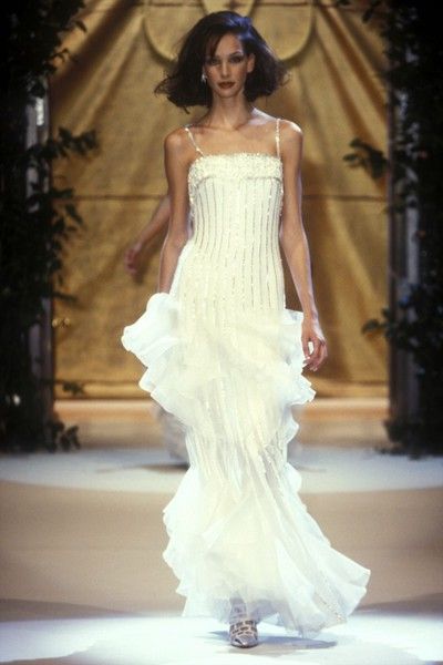 Doutzen Kroes, Jasmin Tookes, Vintage Runway Fashion, Valentino Runway, Model Runway, Runway Fashion Couture, 90s Runway Fashion, Runway Outfits, Valentino Couture