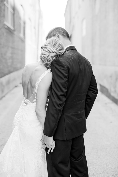 Classic Neutral Wedding, Wedding Photo List, Bride Groom Poses, Wedding Portrait Poses, Wedding Couple Photos, Bride Groom Photos, Wedding Photoshoot Poses, Wedding Picture Poses, Wedding Couple Poses Photography