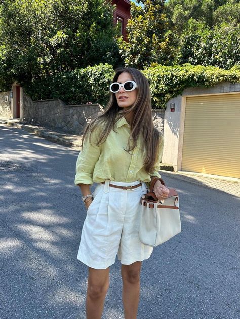 Discover the perfect casual zoo outfit ideas for a summer day out! Whether you're visiting LA, San Diego, or a different zoo, these cute looks will keep you comfortable and stylish. For example, we love this chic, old money style outfit with white Bermuda shorts, a Hermes Herbag and a yellow button-up shirt. Old Money Beach Outfit, Hermes Belt Outfit, Old Money Beach, White Shorts Outfit Summer, Old Money Brands, Yellow Shirt Outfit, Linen Shorts Outfit, Linen Summer Outfits, Linen Shirt Outfit