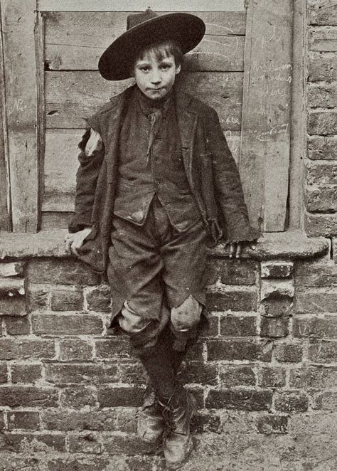 Spitalfields Nippers: East London street-urchins of 1912 Posing Outfit, Victorian Peasant, Spitalfields London, Poor Kids, Street Children, Street Urchin, Little Dorrit, Vintage Foto's, Children Of Men
