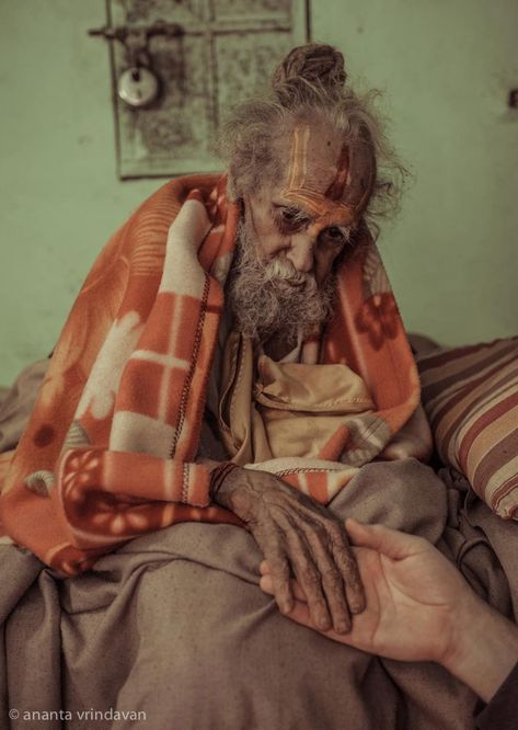 170 Year Old Hanuman Das Baba: A Living Saint of Vrindavan Hanuman Chalisa Benefits, Jhansi Rani, Female Cow, Neem Karoli Baba, Indian Saints, Arte Yoga, Saints Of India, Spiritual People, Hanuman Photos