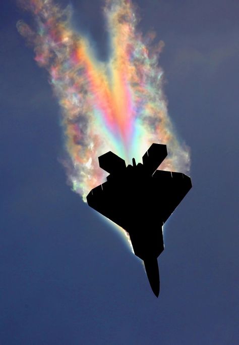 F-22 pulling so many G-forces that the wave of low pressure behind it causes water to condense Military Aircraft, Photo Avion, Rainbow Pictures, F22 Raptor, F 35, Military Jets, Military Photos, Jet Plane, Fighter Planes