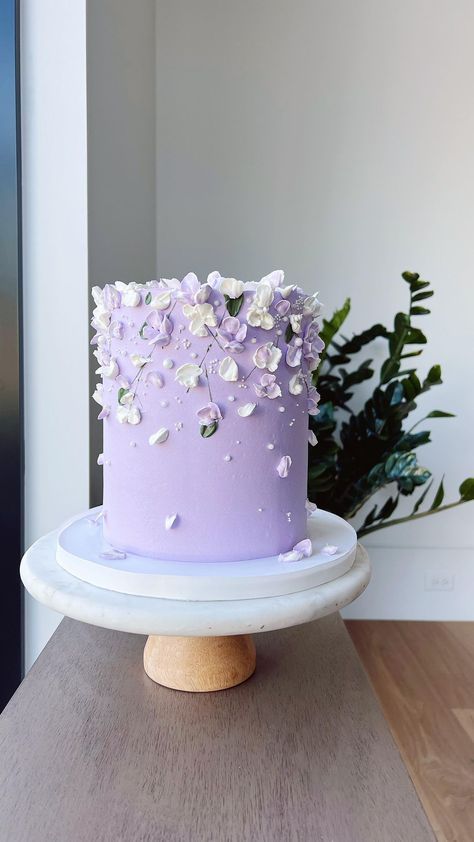 Lavender Cake With Flowers, Lavender Birthday Cake Ideas, Lavander Cakes Ideas, Birthday Lavender Theme, Floral Cake Ideas Birthday, Cake Purple Design, Floral Themed Cake, Pretty Purple Cakes, Violet Cake Design For Birthday