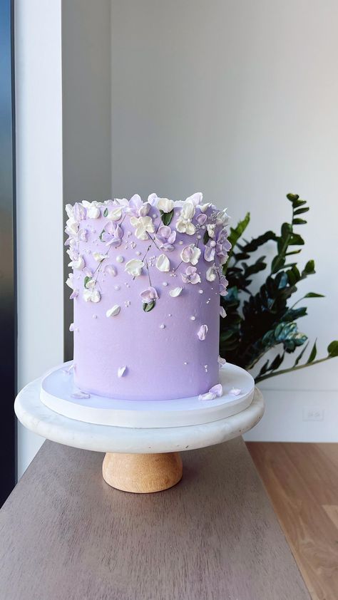 Lavender Cake With Flowers, Simple Purple Cake Designs, Floral Cake Ideas Birthday, Pretty Purple Cakes, Lavander Cakes Ideas, Violet Cake Design For Birthday, Cake Purple Design, Lavender Color Cake Birthday, Lavender Theme Cake