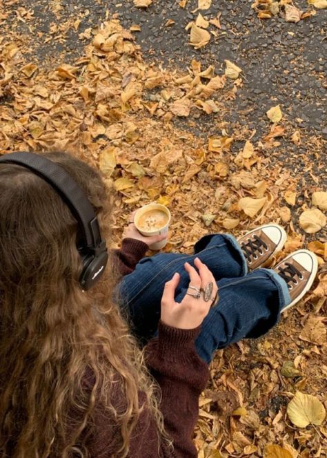 Herbst Bucket List, Hermione Granger Aesthetic, Gilmore Girls Seasons, Fall Mood Board, Fall Inspo, Poses Photo, Season Of The Witch, I'm With The Band, Autumn Cozy