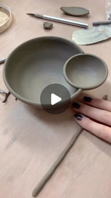 Ceramic Diffuser Diy, Diy Clay Vase Ceramic Pottery, How To Make A Ceramic Bowl, Olive Bowl Ceramic, How To Make Plates Ceramics, Beginners Pottery Projects, Pottery Projects Ideas, Ceramic Bowl Handmade, Ceramic Pedestal Bowl