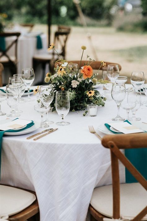 Wild Flower Round Table, Teal Napkins Table Settings, Wildflower Wedding Round Table, Simple Wild Flower Centerpieces, Muted Florals Wedding, Round Table Wildflower Centerpieces, Round Table Centerpieces Wedding Rustic, Circle Table Settings Wedding, Circle Table Wedding Centerpieces