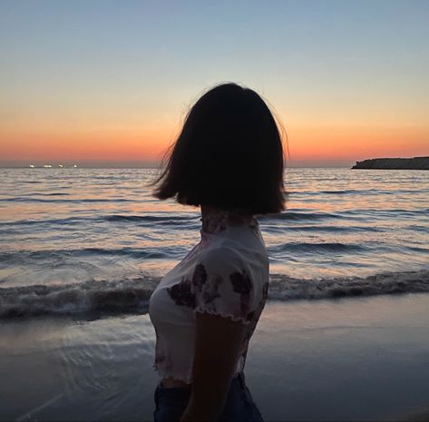 Short Hair Beach Aesthetic, Short Hair Beach Photos, Faceless Girl Aesthetic Short Hair, Short Hair Girl Aesthetic Faceless, Aesthetic Freedom, Fake Photo Short Hair, Summer Brunette, Summer Beach Aesthetic, Girl In Water