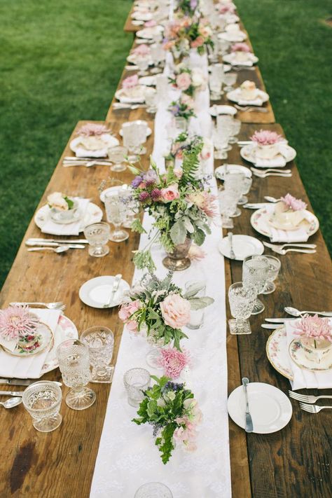 Tea Party Bridal Shower Ideas, Rustic Tea Party, Bridal Shower Brunch Decorations, Tea Party Table Settings, Outdoor Tea Parties, Elegant Tea Party, Tea Wedding, Tea Party Bridal, Brunch Decor