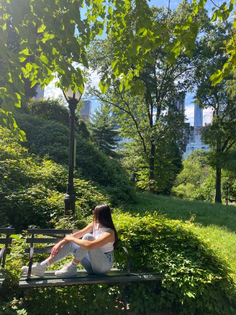 Poses In The Nature, Outdoor Photo Ideas For Women, Poses On Bench Picture Ideas, Photos In Park Ideas, Pose For Outdoor Photoshoot, Poses In Garden Ideas, Poses In The Park, Park Photography Poses, Walks In The Park