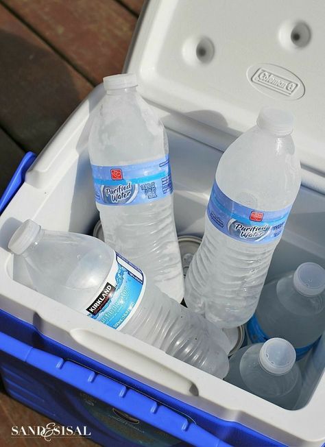 Bottle Aesthetic Water, Essen, Bottled Water Aesthetic, Water Bottles Aesthetic, Water In A Bottle, Frozen Water Bottle, Water Bottle Aesthetic, Water Cooler Bottle, Beach Tips