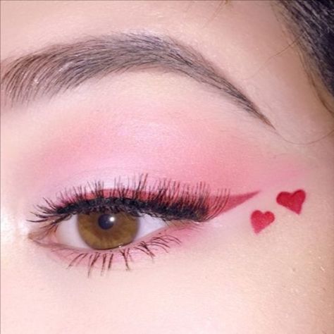 Valentine's Day Makeup Looks Simple, Eye Makeup For Valentines Day, Make Up Looks For Valentines Day, Valentines Day Eyeliner Looks, Cute Simple Valentines Makeup, Cute Valentine Makeup Looks, Valentines Makeup Ideas For School, Valentines Eyeliner Looks, Pink Valentines Makeup Looks