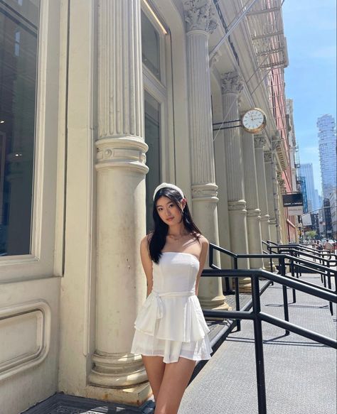 Lunch Birthday Outfit, Cute Birthday Brunch Outfits, Mini Skirt Photoshoot Poses, Standing Dress Poses, Standing Poses Dress, Dress Birthday Party, Ootd Poses, Top Strapless, Aesthetic Dress