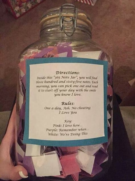 A beautiful idea of love notes in a love jar. 365 messages, perfect for a cute Valentine's Day present for my boyfriend <3: 365 Note Jar, 365 Jar, San Valentin Ideas, Moving Away Gifts, Bartender Gifts, Going Away Gifts, Diy Gifts For Friends, Holiday Gift Sets, Boyfriend Birthday