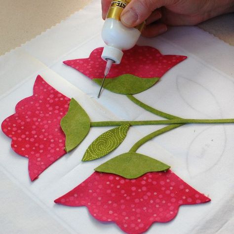 I Love Applique! Basting and Stuffed Circles | Quilting Daily Hawaiian Applique Quilt, Flower Applique Patterns, Paper Pieced Quilt Patterns, Applique Tutorial, Circle Quilts, Quilt Square Patterns, Flower Quilts, Applique Quilt Patterns, Applique Templates