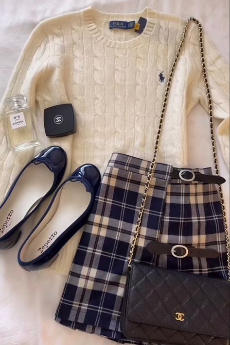 Chanel Aesthetic Outfit, Aesthetic Navy Blue, Coquette Old Money, Aesthetic Navy, Ralph Lauren Outfit, Mode Old School, Preppy Chic Outfits, Old Money Fashion, Estilo Ivy League