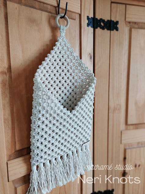 Macrame Wall Pocket Diy, Macrame Pocket Wall Hanging, Macrame Wall Pocket, Macrame Organizer, Macrame Pocket, Storing Magazines, Macrame Jewelry Tutorial, Crochet Pouf, Macrame Bracelet Patterns