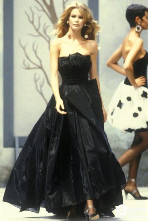 Claudia @ CHANEL, Autumn-Winter 1991, Couture Vintage Chanel Gown, Chanel Fall 1991, Chanel Gown, Estilo Ivy League, Runway Fashion Couture, 90s Runway Fashion, Vintage Runway, Claudia Schiffer, Naomi Campbell