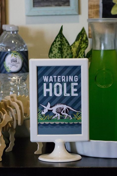 Watering Hole Sign, Dinosaur Party Decor, Dino Dig, 4de Verjaardag, Dinosaur Birthday Theme, Dinosaur Dig, Dinosaur Birthday Party Decorations, Drink Party, Dinosaur Themed Birthday Party