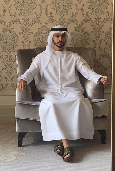 Dubai arab men Arab Clothes Men, Arabic Thobe Men, Dubai Outfits Ideas Men, Arab Men Fashion Dubai, Thobes Men Arab, Dubai Men, Thobes Men, Dubai Outfits Ideas, Arabic Men