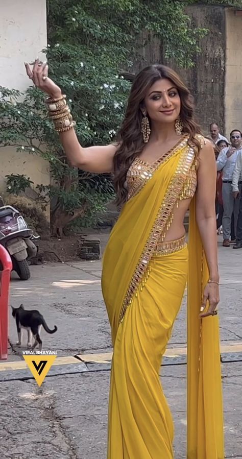 Shilpa Shetty Saree Look, Indian Body Type, Shilpa Shetty 90s, Shilpa Shetty Outfits, Hairstyle On Saree, Shilpa Shetty Saree, Shilpa Shetty Photo, Indian Sari Dress, Fancy Sarees Party Wear