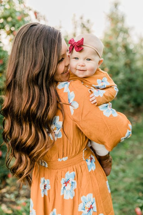 Fall Photoshoot Family, First Family Photos, Baby Family Pictures, Mother Baby Photography, Mommy And Baby Pictures, Cute Family Photos, Mommy And Me Photo Shoot, Family Photoshoot Poses, Family Photos With Baby