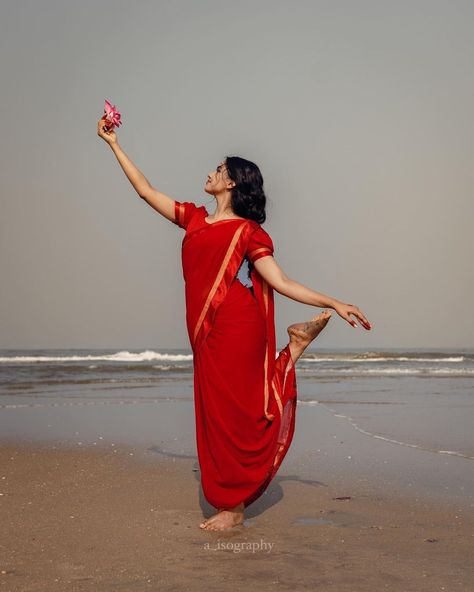 Mamitha Baiju Classical Poses, Bharatanatyam Poses, Fairytale Photoshoot, Dance Picture Poses, Indian Women Painting, Dance Photography Poses, Glam Photoshoot, Indian Photoshoot, Saree Photoshoot