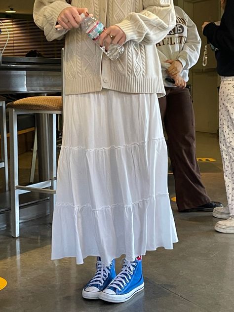 Converse cottage core skirt sweater Dark Denim Midi Skirt Outfit, Jeans Under Skirt, White Skirt Outfit Hijab, Tiered Skirt Outfit, White Skirt Outfits, Modest Outfit Ideas, Cute Modest Outfits, Outfits With Converse, Muslimah Fashion Outfits